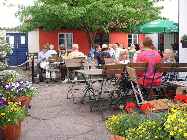 En av Simrishamn, Österlens och Skånes mysigaste innergårdar. The garden behind the restaurant