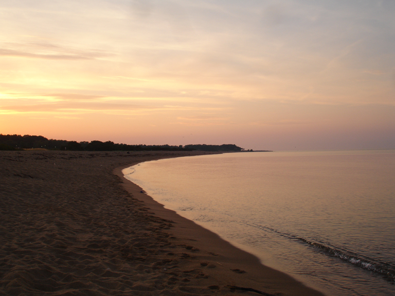 Kilometerlång sandstrand strax bortom Storgatan och Simrishamns sommarpuls. The beach, only 5 min walk from the city.
