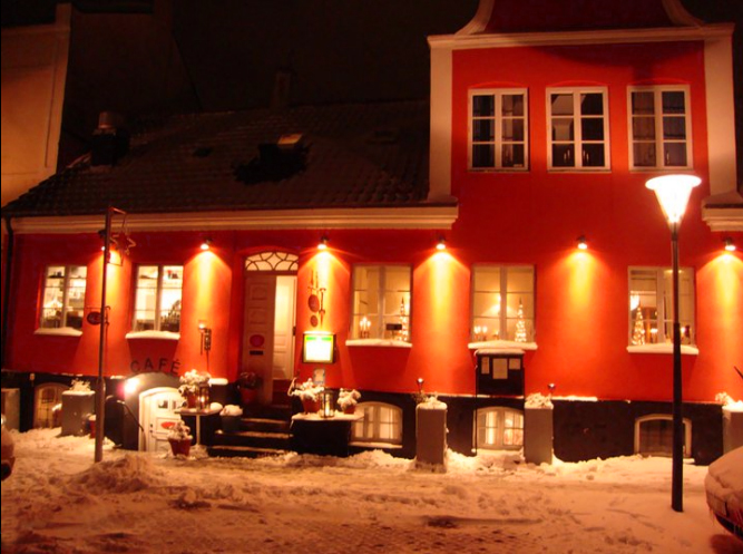 Restaurang Evelinas Kök i vinterskrud. Storgatan 3, Simrishamn, Österlen, Skåne. The restaurant a day when the snow was beautiful